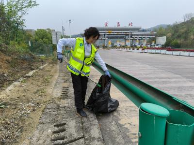宜昌北收费站开展世界地球日系列活动