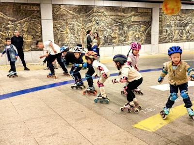 华灯初上追风时，夷陵萌娃乐享轮滑时光