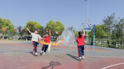 “袋”你去追风 亲子“绘”幸福