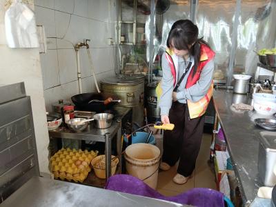 东湖社区：拧紧燃气“安全阀” 筑牢五一安全防线