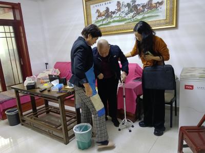 港虹社区：志愿敲门暖巷陌 闲话家常润桑榆