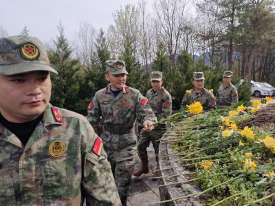 樟村坪镇：祭扫烈士墓 民兵励初心
