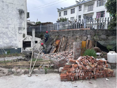乐天溪镇：依法拆除违法建设 严守乡村建设红线
