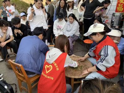 追思英烈志 助农采茶行