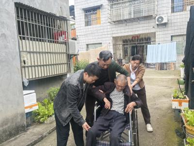 东城社区：网格闻令冲一线，老人遇险护周全