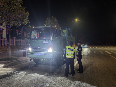 联合执法聚合力，夜查治超保平安