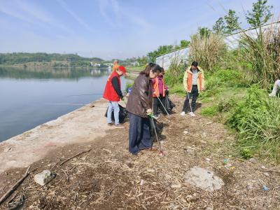 港虹社区：红装护碧水 行动践初心