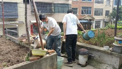 永兴社区：翻盆倒罐清积水 干干净净护家园