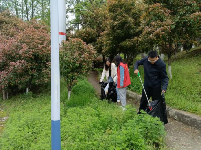 望江社区：志愿红守护洁净家园 环境整治焕新颜