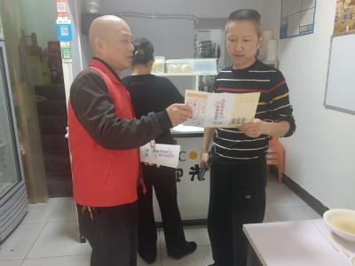 丁家坝社区开展垃圾分类入户宣传活动