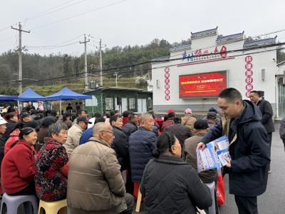 三峡农商银行夷陵支行“六访六增”提质效