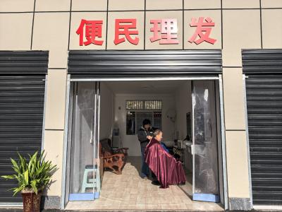 樟村坪镇砦沟村：小剪刀剪出大幸福 便民理发暖民心