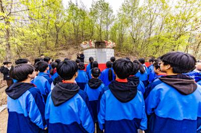 夷陵区分乡镇初级中学组织开展清明祭英烈活动