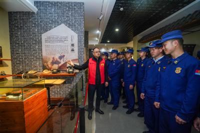 传承优良家风 筑牢廉洁防线——夷陵消防走进裕孝家庭博物馆开展践学活动