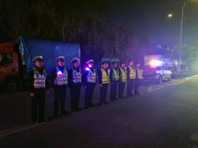 夜间治超不松懈 联合执法护平安