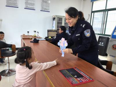 三斗坪分园：萌娃致敬劳动者 亲子同乐伴成长