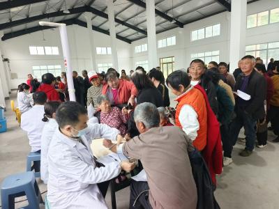 法官泉村：健康服务送上门 真情关爱暖人心