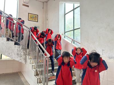 龙镇中心完全小学开展2026年春季防震安全演练