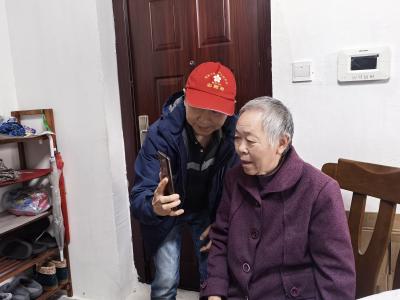 港虹社区：志愿上门办认证    温情守护夕阳红