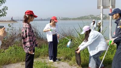 夷陵开展“世界地球日 带走一公斤”净滩行动