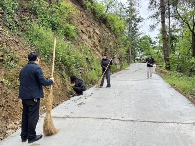 桃坪河村：清理 “拦路石” 守护出行路
