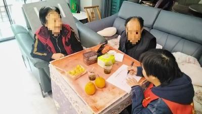 平云社区：探望术后老人 暖心服务显温情