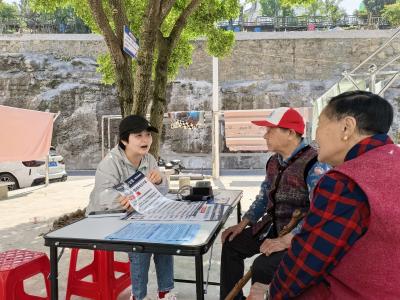 平云社区“周四说事”：健康服务暖人心 老旧小区换新颜