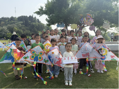 锦江社区：春风放纸鸢 亲子共绘春