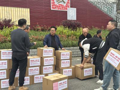 爱心捐赠暖校园 善举温情润童心