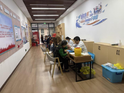 贴心医疗进社区 志愿服务暖人心