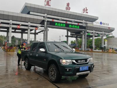 雨中抢修绿通车，护航鲜蔬果准时达