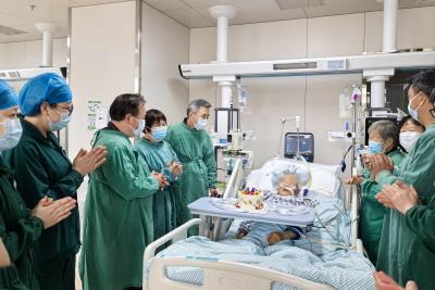 救治有力度，关怀有温度！ICU里的特殊生日会