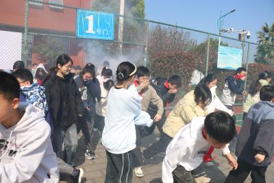 以练促防 安全同行——东湖初中举行消防安全应急疏散演练