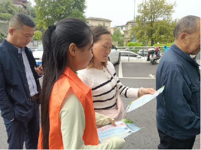 峡江社区结合免费体检开展垃圾分类宣传