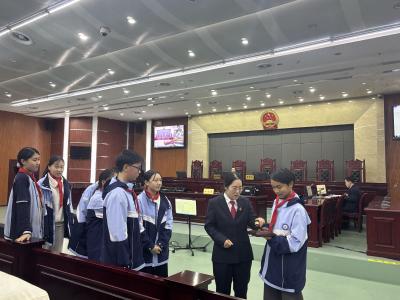 东湖初中：“零距离”旁听庭审