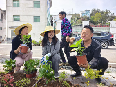 许家冲村：花箱花苗送到家 科普课堂助振兴