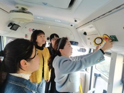 鸦鹊岭分园：校车逃生演练 筑牢幼儿安全防线