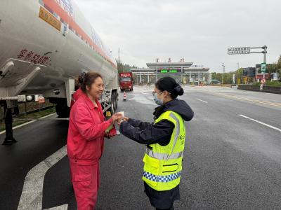 急，大货车断油在即！幸，志愿者指路补给！