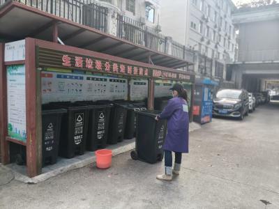 给垃圾桶“洗个澡” 清洁家园换新颜