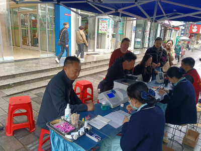 鸦鹊岭镇：无偿献血传大爱 党员先行暖人心