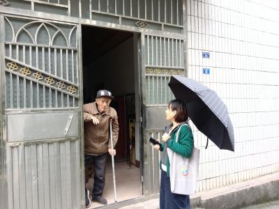 永兴社区：雨天温情走访 守护独居老人安康