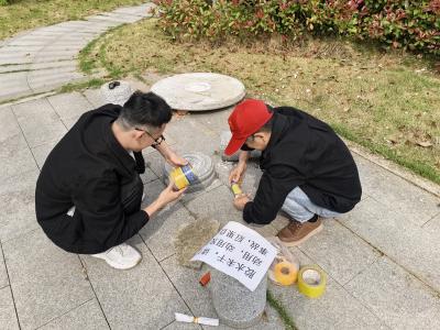 港虹社区：修缮破损石桌椅 守护居民休闲安全