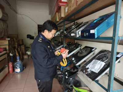 上门“体检”防风险 监管护航保安全