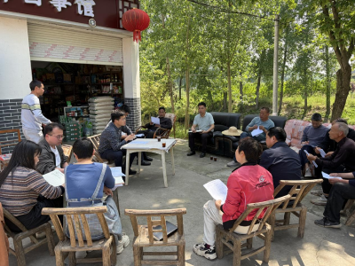 鸦鹊岭镇：屋场会上听民声 “三访三化”解难题