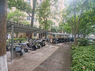 平云花园智能充电棚正式投用