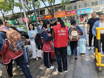朝阳社区：志愿护校守平安 暖心服务伴归程