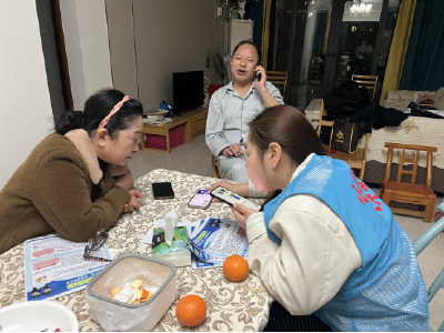 锦湖社区：错时入户强宣传 筑牢反诈防护墙