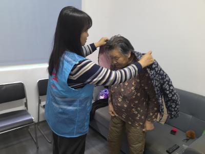 东城社区联动物业走访独居老人 筑牢假期安全防线