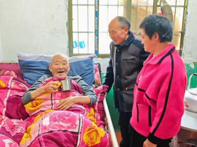 身残心善报养育恩 六旬继子悉心守护百岁老人