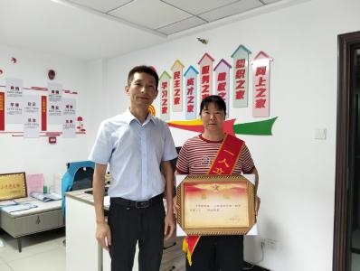 绿洲社区：喜报传佳音 拥军暖人心
